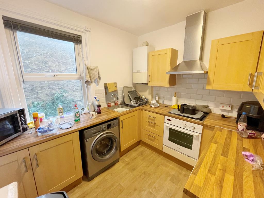 Lot: 20 - FREEHOLD BLOCK OF THREE FLATS FOR INVESTMENT - Kitchen with fitted units